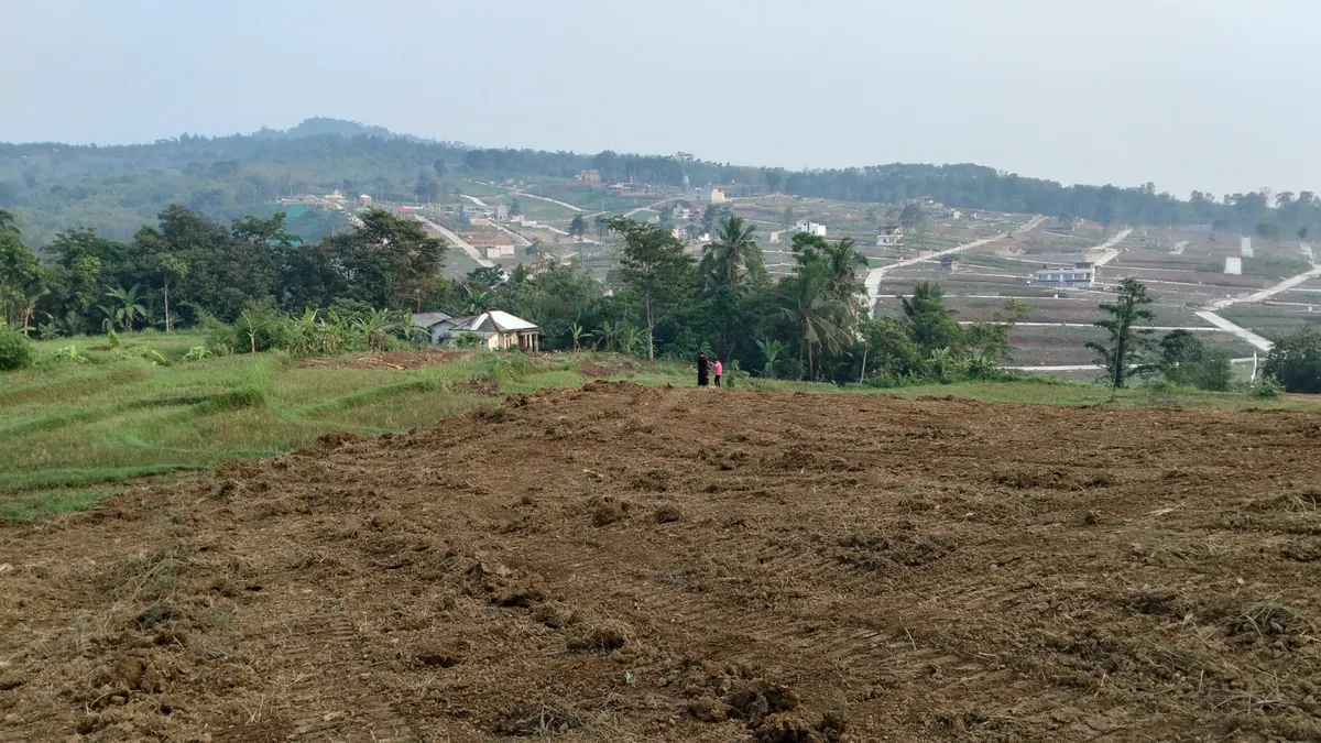Lanskap dan jalan kawasan villa seberang yang terlihat dari lokasi HHV.